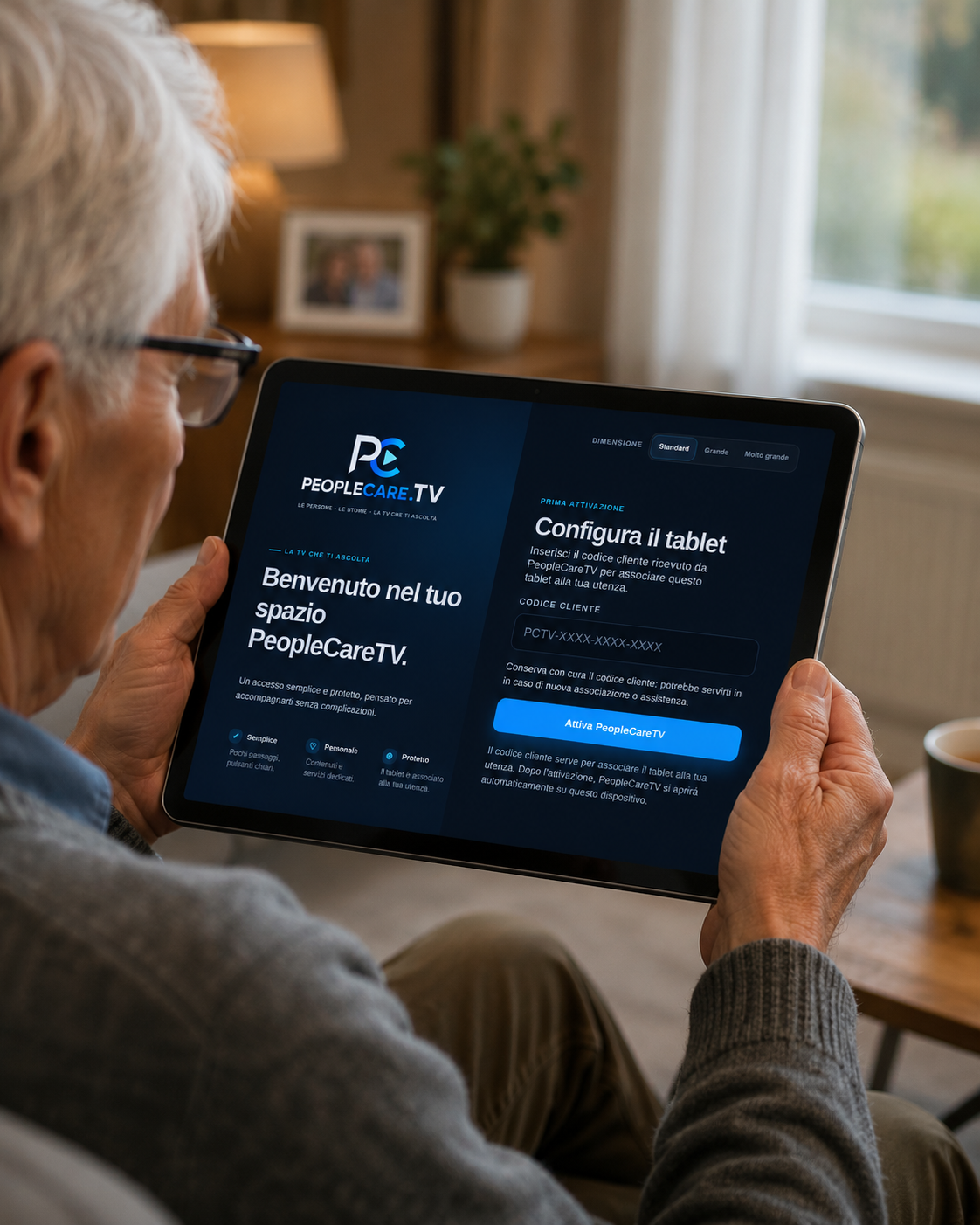 Persona anziana che utilizza PeopleCareTV su tablet